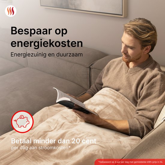 Man leest op bank onder beige deken. Tekst: 'Bespaar op energiekosten. Energzuinig en duurzaam. Betaal minder dan 20 cent per dag aan stroomkosten*'.
