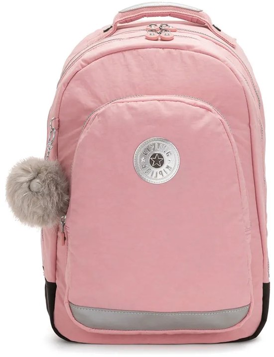 Sac à dos Kipling rose avec porte-clés gris moelleux, logo argenté et bande réfléchissante.
