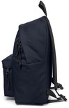 Zijaanzicht van een donkerblauwe Eastpak rugzak met ritssluitingen.