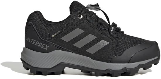 Zwarte kinderschoen met GORE-TEX en Terrex-logo op de zijkant. Grijze zool.