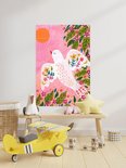 IXXI kunstwerk van vliegende witte vogel met bloemmotieven in een speelse kinderkamer.