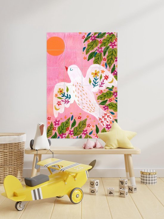 IXXI kunstwerk van vliegende witte vogel met bloemmotieven in een speelse kinderkamer.