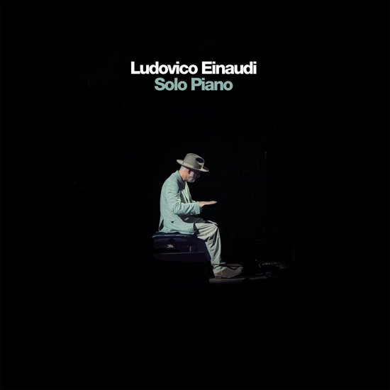 Pochette de l'album Ludovico Einaudi Solo Piano avec un pianiste en costume et chapeau près d'un piano.