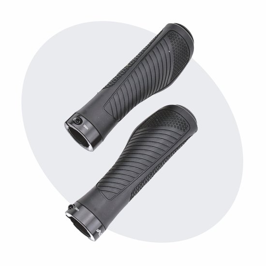 Een paar zwarte, ergonomische fiets handvatten met een gedetailleerd grip patroon.