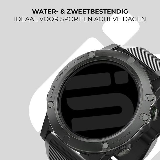 Zwarte smartwatch met een metaalkleurige ring en een zwart bandje.