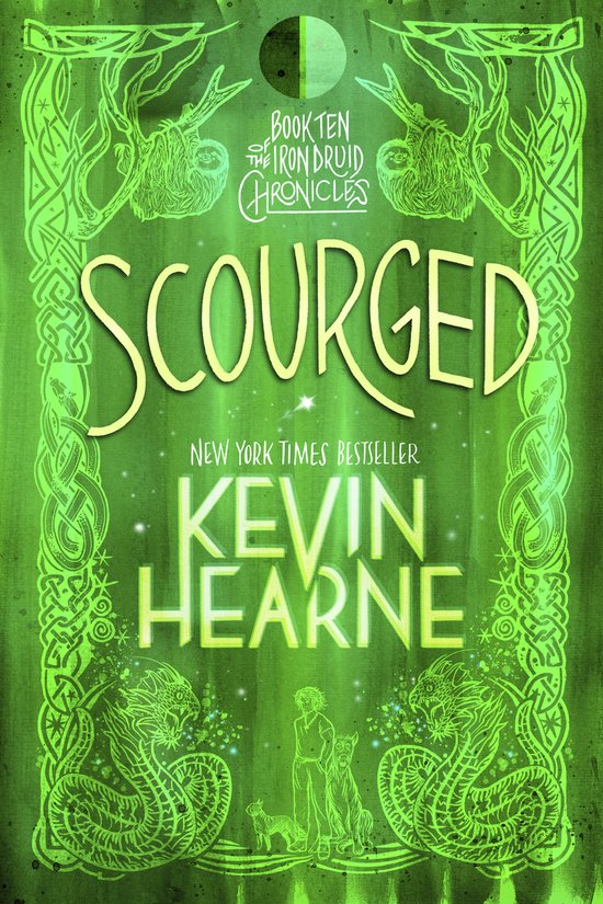 Scourged, Boek Tien van de Iron Druid Chronicles, door New York Times Bestseller Kevin Hearne. Groene omslag met Keltische patronen, mythische wezens en een man met honden.