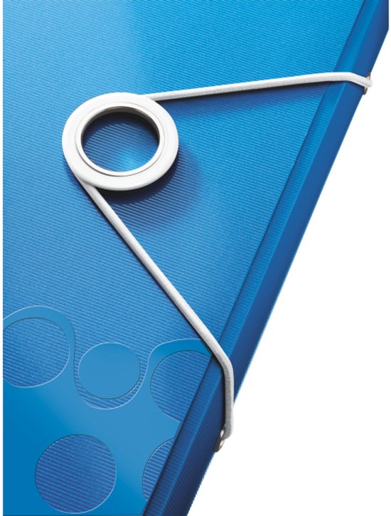 Detail van een blauwe map met cirkelpatroon en sluitelastiek met ring.