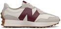 Witte New Balance sneaker met bruine 'N' logo op de zijkant, beige suède accenten en bruine zool.
