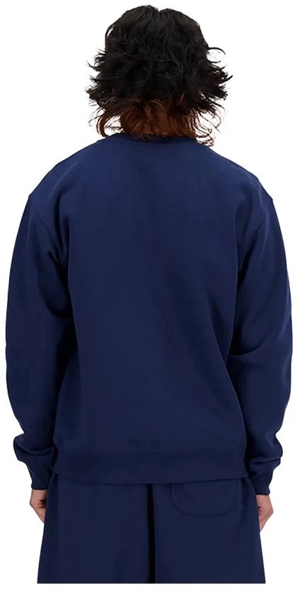 Man draagt donkerblauwe New Balance trui met wit logo, van achteren gezien.