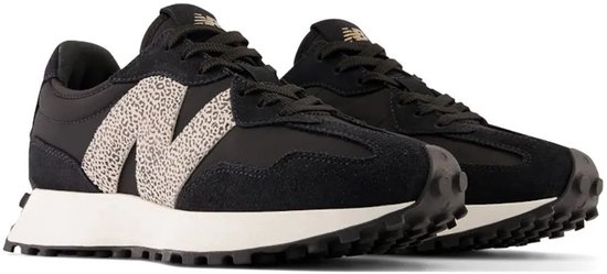 Zwarte New Balance 327 sneakers met beige luipaardprint N-logo op de zijkant en witte zool.