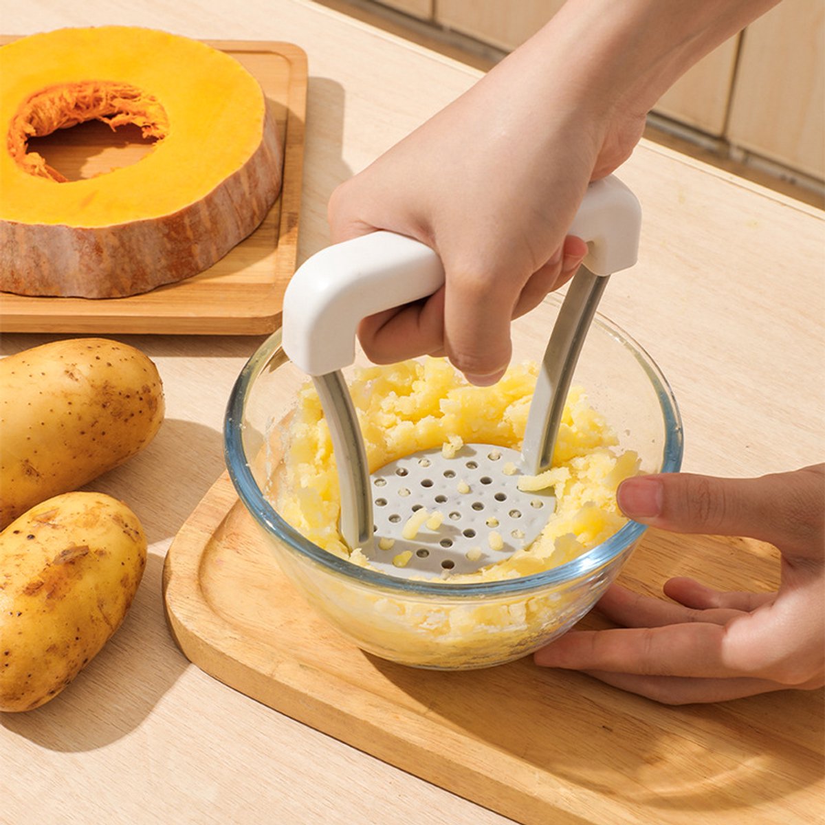 Vier aardappelstampers en knoflookpersen