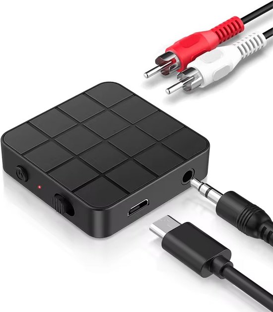 Een zwarte, vierkante Bluetooth zender/ontvanger met rasterpatroon, met aangesloten USB-C kabel en RCA-kabels (rood en wit).