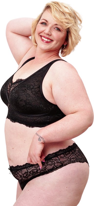 Model met blonde krullen draagt een zwarte kanten bralette en slip.