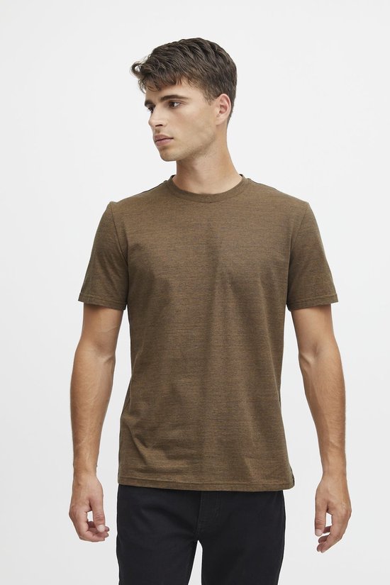 Vooraanzicht van een man in een olijfbruin gemêleerd T-shirt met ronde hals.