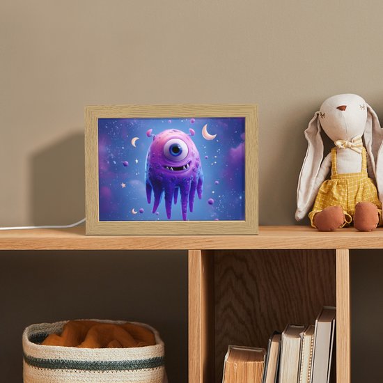 Nachtlampje 20x15 cm - Kinder lampje - Monster - Ruimte - Sterren - Paars - Tafellamp kinderkamer - Slaapkamer lamp - Bedlamp kinderen - Kinderlampje stopcontact - Wandlamp babykamer - Nachtlampjes van OnlyWow — afbeelding 3