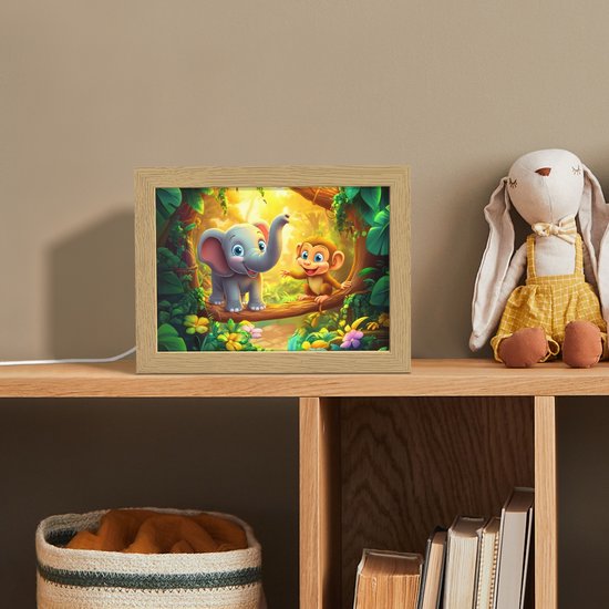 Nachtlampje 20x15 cm - Kinder lampje - Olifant - Appje - Jungle - Kleurrijk - Tafellamp kinderkamer - Slaapkamer lamp - Bedlamp kinderen - Kinderlampje stopcontact - Wandlamp babykamer - Nachtlampjes van Merkloos — afbeelding 3