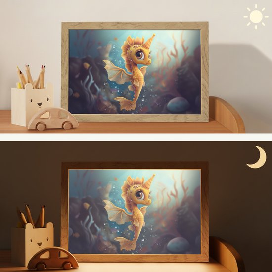 Nachtlampje 30x20 cm - Kinder lampje - Zeepaardje - Onderwater - Zeedieren - Oceaan - Tafellamp kinderkamer - Slaapkamer lamp - Bedlamp kinderen - Kinderlampje stopcontact - Wandlamp babykamer - Nachtlampjes van ArtiCasa — afbeelding 4