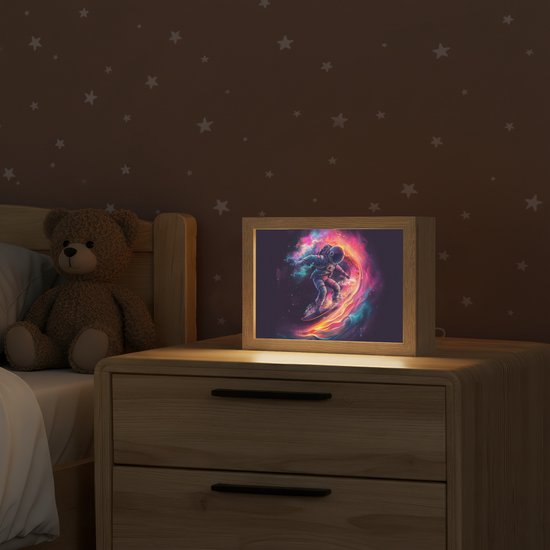 Nachtlampje 20x15 cm - Kinder lampje - Astronaut - Ruimte - Surfen - Kleurrijk - Tafellamp kinderkamer - Slaapkamer lamp - Bedlamp kinderen - Kinderlampje stopcontact - Wandlamp babykamer - Nachtlampjes van Merkloos — afbeelding 2
