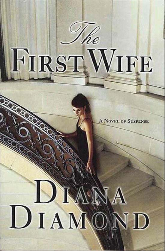 Boekcover van 'The First Wife' door Diana Diamond. Een vrouw in een zwarte jurk staat op een marmeren trap.