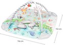 Een babygym met boog en speelgoed, gemeten op 116 cm lang en 112 cm breed. De mat is afgebeeld met zeedieren.