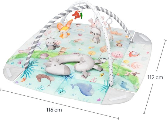 Een babygym met boog en speelgoed, gemeten op 116 cm lang en 112 cm breed. De mat is afgebeeld met zeedieren.