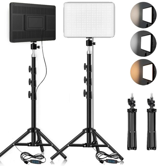 Twee zwarte LED-lampen met statieven en kabels. Extra accessoires zoals statieven en opzetstukken zijn zichtbaar.