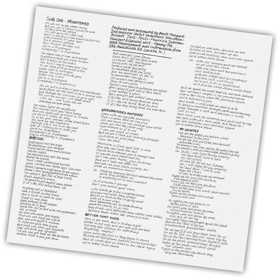 Gedetailleerde foto van de binnenkant van een hoes voor een vinylplaat met songteksten en credits.