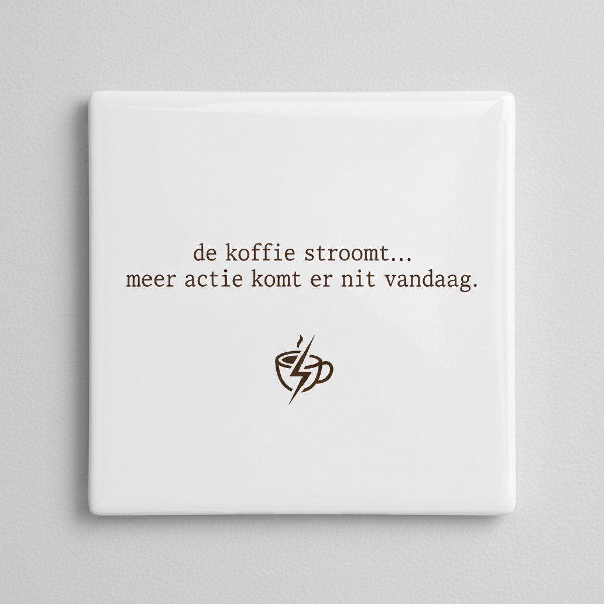 Grappige Koffietekst Decoratieve Keramische Tegel 15x15 cm – “De koffie stroomt… meer acti