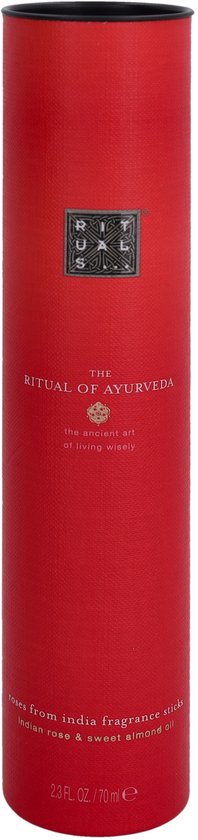Rode kartonnen verpakking voor 'The Ritual of Ayurveda' geurstokjes, met gouden tekst.