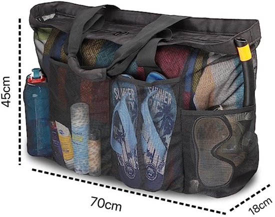Grote zwarte mesh strandtas, 70x45x18cm, met zijvakken gevuld met handdoeken, slipper en fles.
