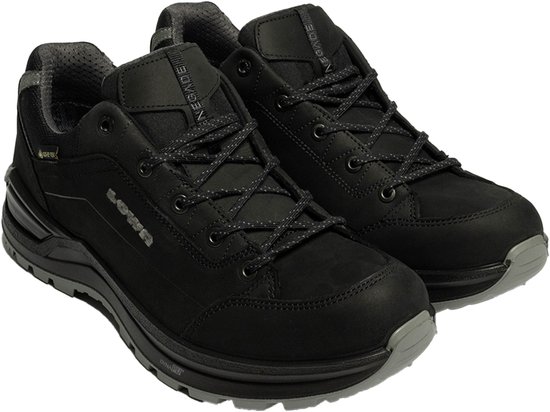 Paar zwarte LOWA wandelschoenen met GORE-TEX logo en grijze accenten.