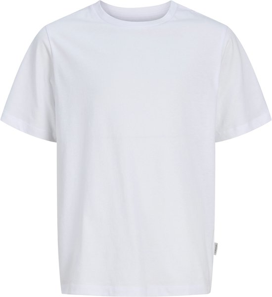 Effen wit katoenen jongenst-shirt, met korte mouwen, ronde hals en een klein merklabel aan de zijkant.