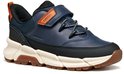 Blauwe Geox sneaker met oranje accenten, klittenbandsluiting en veters. Witte zool.