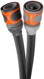 Twee Gardena Liano slangkoppelingen, grijs met oranje accenten. Eén is gemarkeerd met 'STOP'.