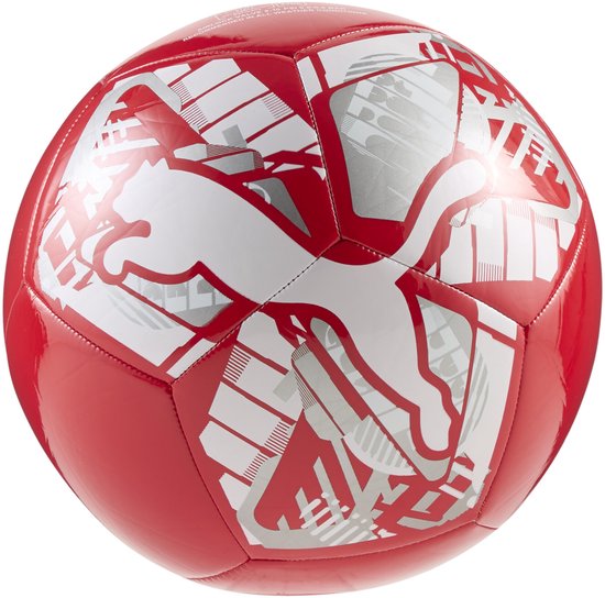 Rode voetbal met witte en zilverkleurige grafische patronen, inclusief een groot Puma-logo.