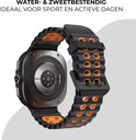 Achterkant van een horloge met zwart en oranje siliconen bandje met ronde perforaties.