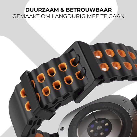 Detailopname van een zwart en oranje siliconen horlogebandje met ronde perforaties en gesp.