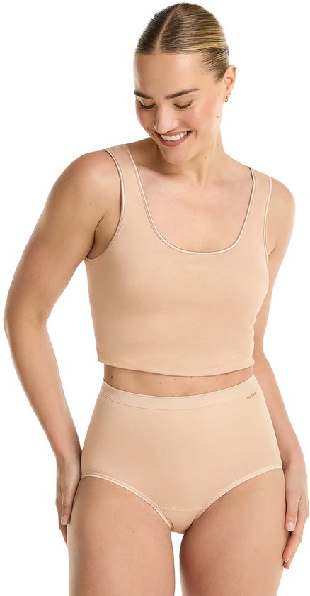 Model met blonde staart, draagt een beige crop top en bijpassende high-waist slip.