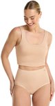 Model met blonde staart, draagt een beige crop top en bijpassende high-waist slip.