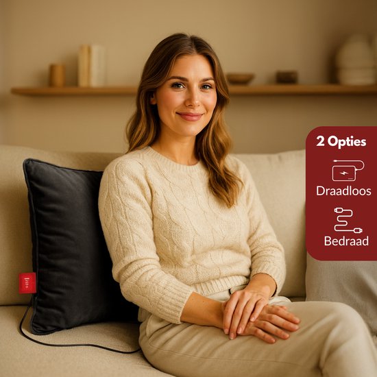 Een vrouw zit op een bank met een zwart verwarmingskussen. De opties draadloos en bedraad worden getoond.