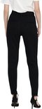 Zwarte broek met hoge taille en ceintuur, gedragen door een model met hoge hakken.