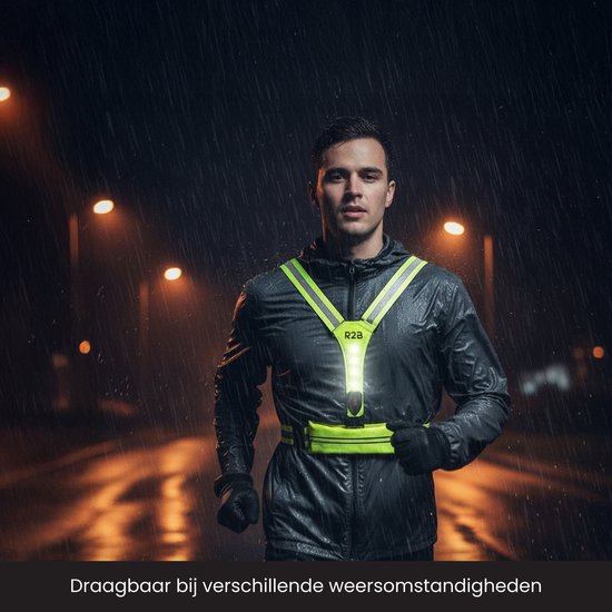 Man loopt in de regen in de avond met een neongeel R2B hardloopvest met reflecterende strepen en LED-verlichting.