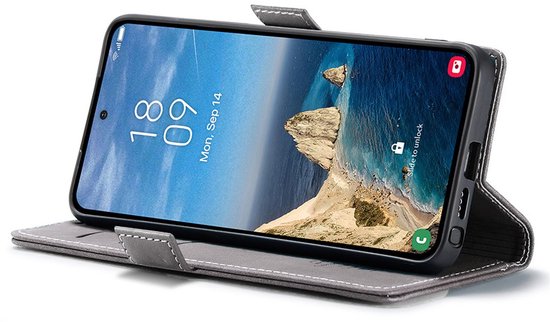 Beige telefoonhoesje in boekstijl toont een telefoon met vergrendelingsscherm.