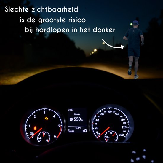 Een hardloper in het donker, zichtbaar vanuit een auto met dashboard.