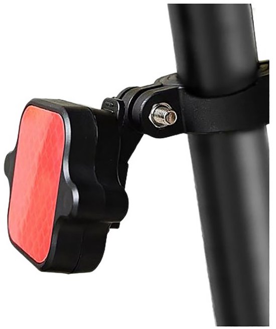 Zwarte fietsreflector met rode achterkant, gemonteerd op een zwarte paal.