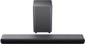 Donkergrijze soundbar en bijpassende subwoofer op witte achtergrond.