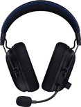 Zwarte gaming headset met blauwe stiksels en microfoon.
