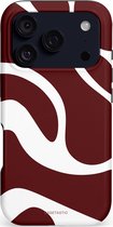 iPhone 17 Pro hoes in bordeauxrood met een gedurfd wit swirl patroon, camera-uitsparing zichtbaar.