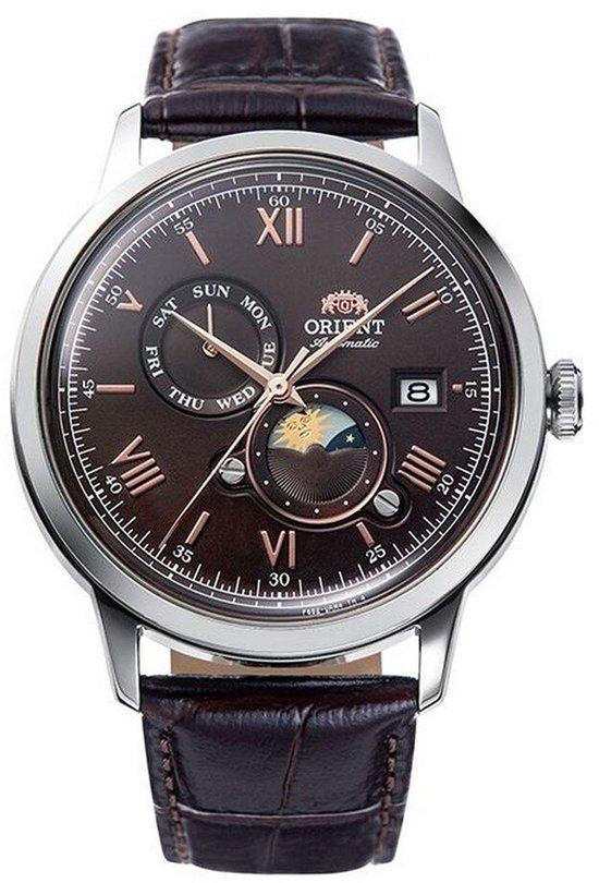 Boîtier de montre argenté avec bracelet en cuir marron. Cadran marron avec chiffres romains, indicateurs jour, date et phase de lune.