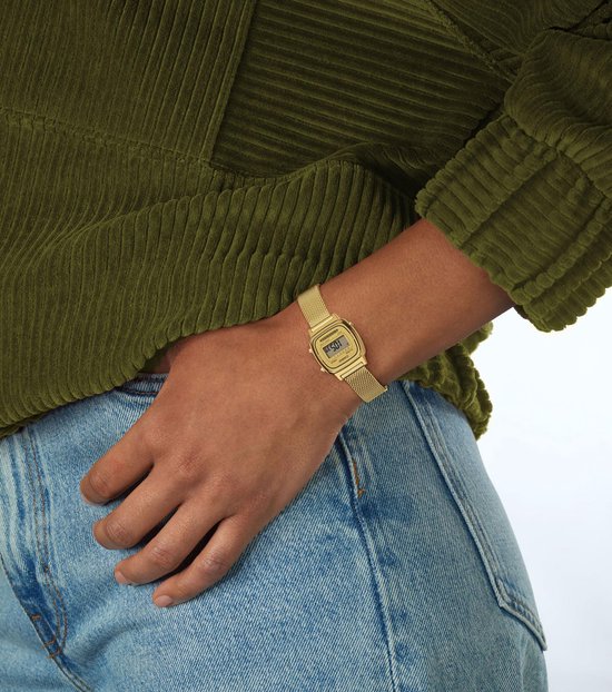 Gouden Casio dameshorloge met mesh band gedragen aan de pols, bijpassend bij casual outfit.